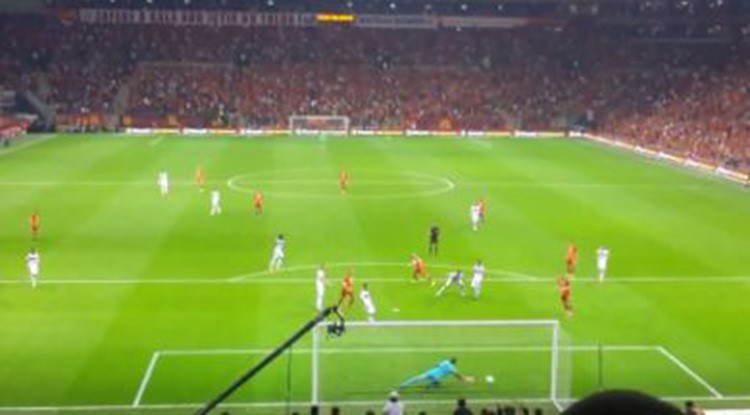 بالفيديو.. هدف فضيحة.. حارس مرمى يتآمر ضد فريقه لضياع لقب الدوري !