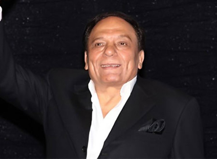 عادل إمام يتلقى هدية في عيد ميلاده بـ2 مليون جنيه.. شاهدها