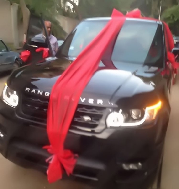 عادل إمام يتلقى هدية في عيد ميلاده بـ2 مليون جنيه.. شاهدها