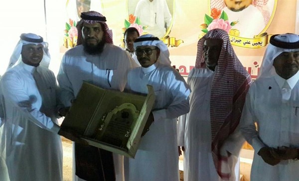 بالصور.. سعودية تهدي زوجها "لاندكروزر" بيوم تقاعده وشقيقه يفاجئه بشقة و50 ألف ريال