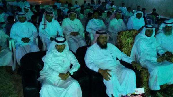 بالصور.. سعودية تهدي زوجها "لاندكروزر" بيوم تقاعده وشقيقه يفاجئه بشقة و50 ألف ريال