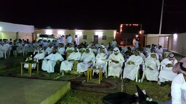 بالصور.. سعودية تهدي زوجها "لاندكروزر" بيوم تقاعده وشقيقه يفاجئه بشقة و50 ألف ريال
