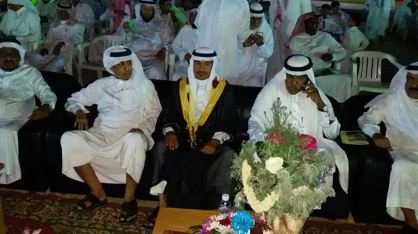 بالصور.. سعودية تهدي زوجها "لاندكروزر" بيوم تقاعده وشقيقه يفاجئه بشقة و50 ألف ريال