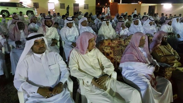 بالصور.. سعودية تهدي زوجها "لاندكروزر" بيوم تقاعده وشقيقه يفاجئه بشقة و50 ألف ريال
