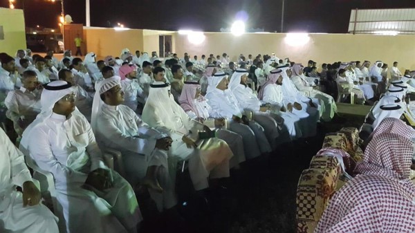 بالصور.. سعودية تهدي زوجها "لاندكروزر" بيوم تقاعده وشقيقه يفاجئه بشقة و50 ألف ريال