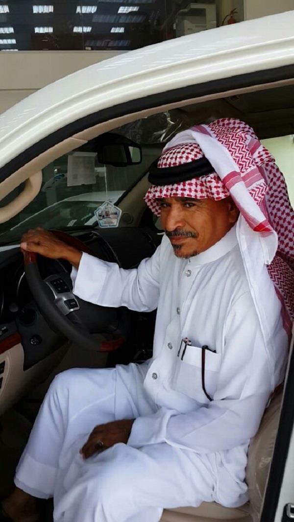 بالصور.. سعودية تهدي زوجها "لاندكروزر" بيوم تقاعده وشقيقه يفاجئه بشقة و50 ألف ريال