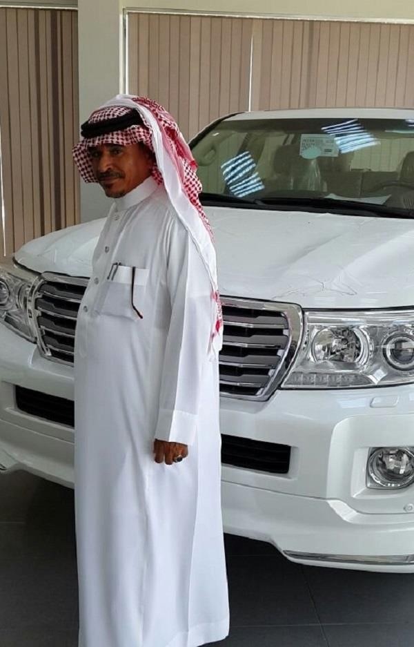بالصور.. سعودية تهدي زوجها "لاندكروزر" بيوم تقاعده وشقيقه يفاجئه بشقة و50 ألف ريال