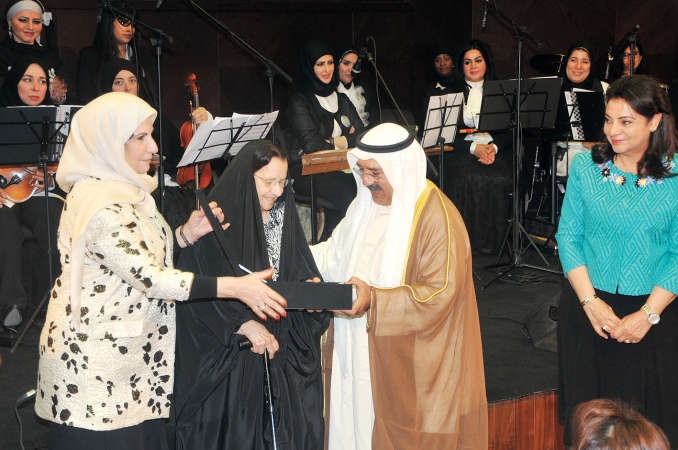 الشيخ ناصر صباح الاحمد وكوثر الجوعان ود درية شرف الدين يكرمون رقية عبدالوهاب القطامي﻿