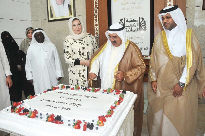 الشيخ ناصر صباح الاحمد والمحامية كوثر الجوعان يقطعان كيكة الاحتفال محمد هاشم﻿
