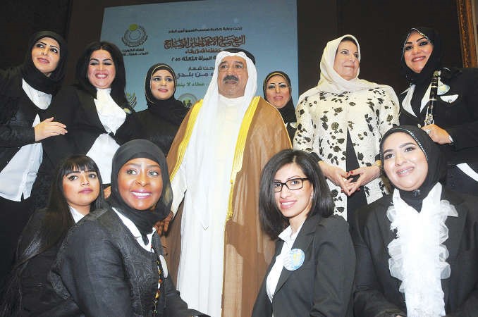 الشيخ ناصر صباح الاحمد يتوسط الفرقة الاكاديمية الغنائية النسائية ﻿