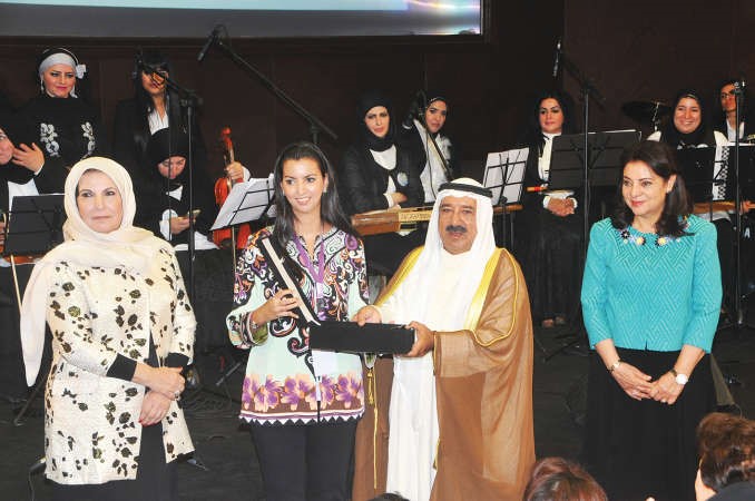 الشيخ ناصر صباح الاحمد يسلم الشيخة شيماء عبدالله المبارك تكريم والدتها الشيخة د سعاد الصباح﻿
