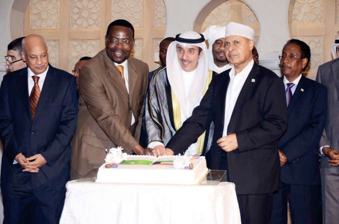 ﻿السفير حمد المشعان وسفراء الصومال وزيمبابوي ومصر يقطعون كيكة الاحتفال ﻿