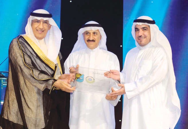 السفير عبدالعزيز الشارخ ودعبد الرضا اسيري يكرمان دحسن جوهر ﻿