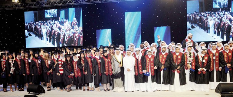 السفير عبدالعزيز الشارخ ودعبدالرضا اسيري مع الخريجين والخريجات ﻿