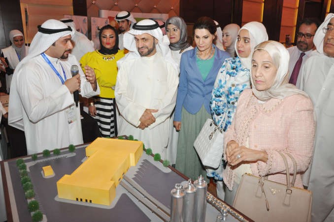 دفاضل صفر ودحياة الحجي خلال الجولة في المعرض﻿