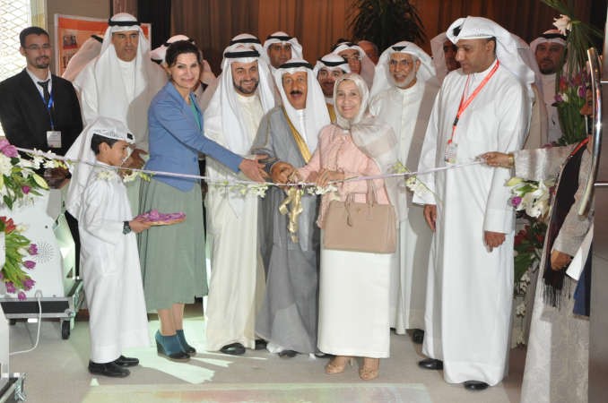 دحياة الحجي ودعمار الصيرفي ودفاضل صفر و دفريال بوربيع ودحسن السند وجواد بوخمسين خلال افتتاح المعرض﻿