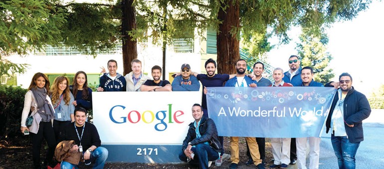 ﻿المشاركون في البرنامج امام مقر شركة Google في سان فرانسيسكو﻿