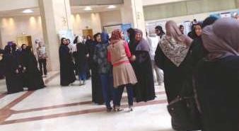 عدد من الموظفات خلال اعتصامهن في وزارة الكهرباء امس