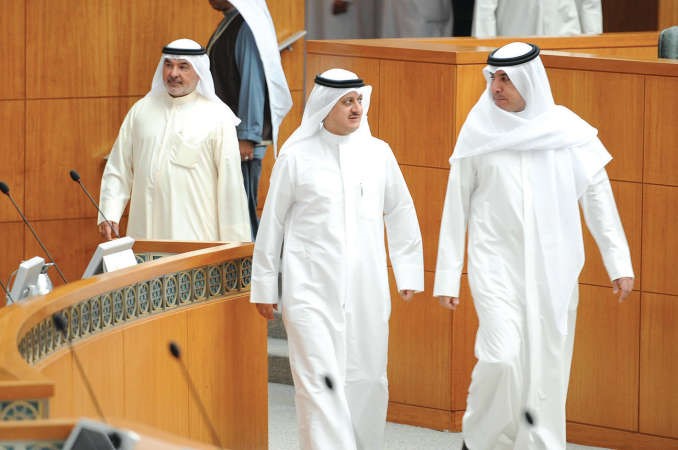 ماضي الهاجري وفارس العتيبي وصالح عاشور يدخلون القاعة﻿