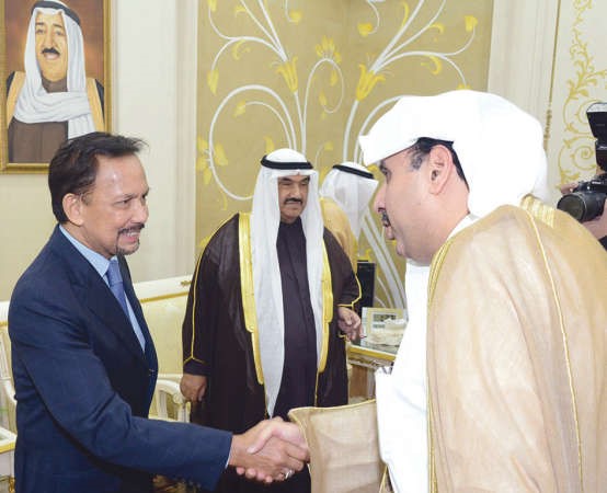 الشيخ حمد الجابر مصافحا سلطان بروناي﻿