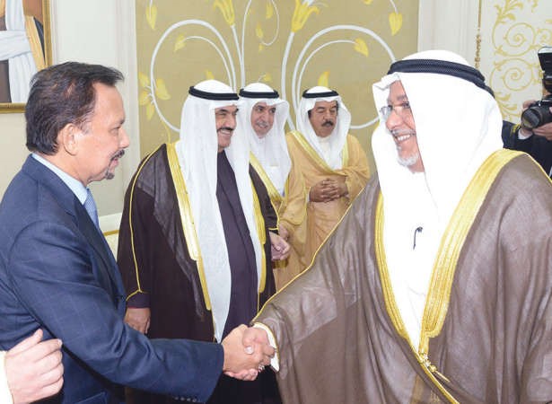 الشيخ علي الجراح مصافحا السلطان الحاج حسن البلقية﻿