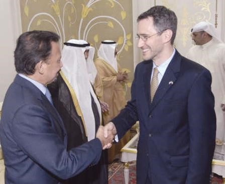  ومصافحة احد الديبلوماسيين﻿
