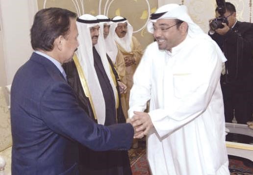 الزميل يوسف خالد المرزوق مصافحا السلطان الحاج حسن البلقية﻿