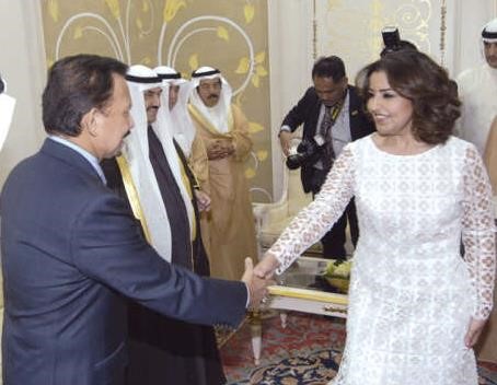 الشيخة هنوف البدر مصافحة السلطان حسن البلقية﻿