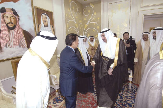 الشيخ فيصل الحمود مصافحا السلطان الحاج حسن البلقية﻿