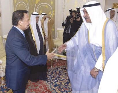 الشيخ صباح المحمد مصافحا السلطان الحاج حسن البلقية﻿
