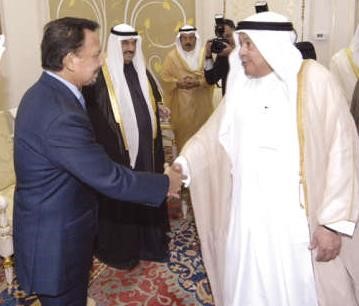 قتيبة الغانم مصافحا السلطان الحاج حسن البلقية﻿