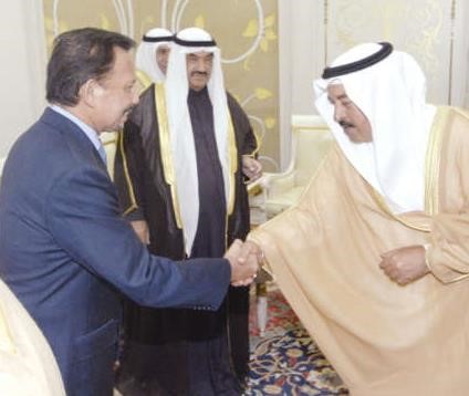 الشيخ دسالم الجابر مصافحا السلطان الحاج حسن البلقية﻿