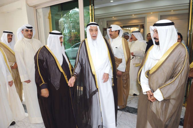 الشيخ علي الجابر ودخالد المذكور مع سمو الشيخ ناصر المحمد في استقبال الضيف﻿