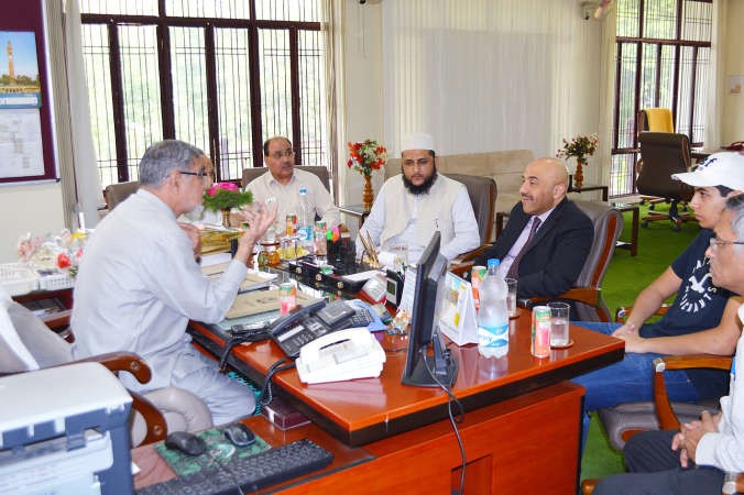  السفير سامي السليمان خلال زيارته لاحد المراكز العلمية العريقة في ولاية اوتر براديش شمالي الهند﻿