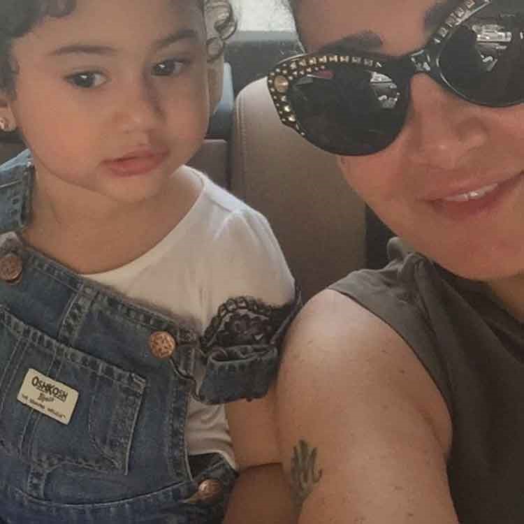 صورة: غادة عبد الرازق بدون ماكياج في أول "سيلفي" مع حفيدتها