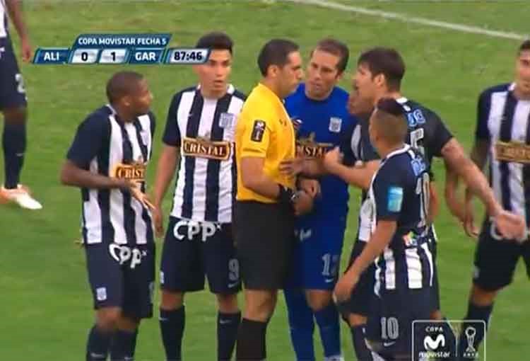 بالفيديو.. أغرب حالة تحكيمية في التاريخ حكم يطرد 4 لاعبين ومدرب في 5 دقائق