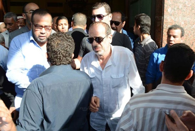 بالفيديو والصور.. ميمي جمال تتلقى تعازي نجوم ونجمات الفن.. وهنيدي ينهار.. ووفاء عامر تصرخ بالمصورين: مش كده..عيب
