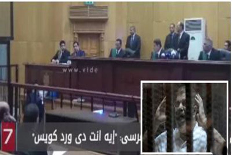 بالفيديو.. مشادة كلامية بين مرسي والقاضي في أول ظهور له بعد الحكم عليه بالاعدام