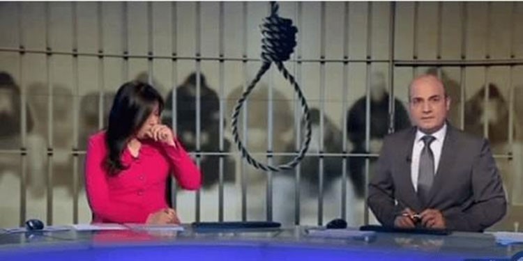 بالفيديو.. موقف محرج لمذيعة "الجزيرة" يمنعها من استكمال قراءة النشرة
