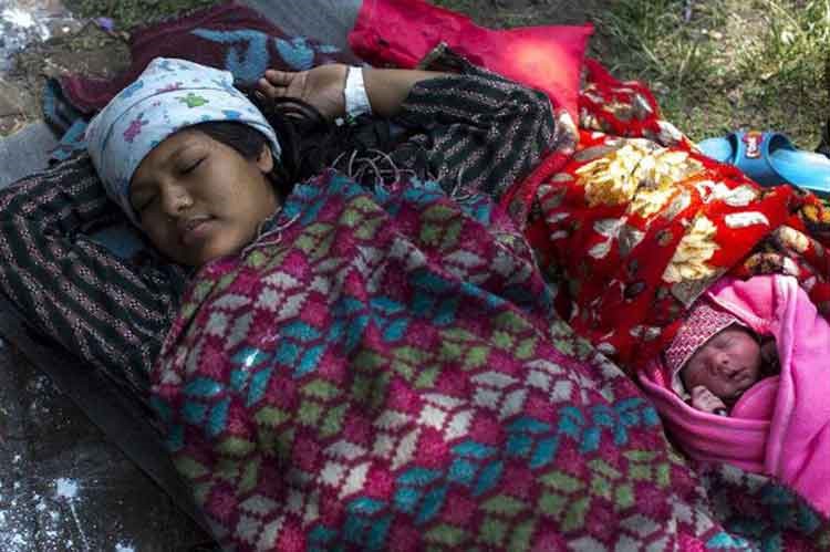 صور مأساوية: طفلة رضيعة تولد تحت أنقاض زلزال نيبال
