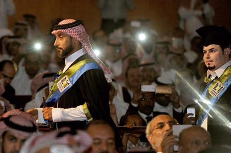 بالصور.. سامي الجابر يتخرج في الجامعة بتخصص إدارة أعمال