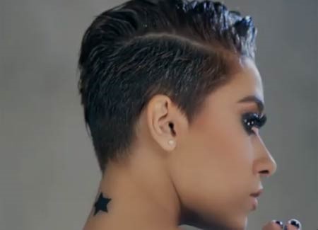 بالفيديو.. شاهد صدمة زيزي عادل بعد قص شعرها بالكامل
