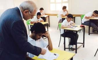 دبدر العيسى يطلع على ورقة الاختبار خلال مروره على احدى لجان ثانوية احمد الربعي﻿