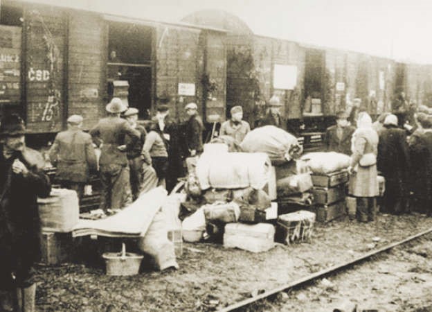 صورة تاريخية تظهر ماساة ترحيل تتار القرم عام 1943