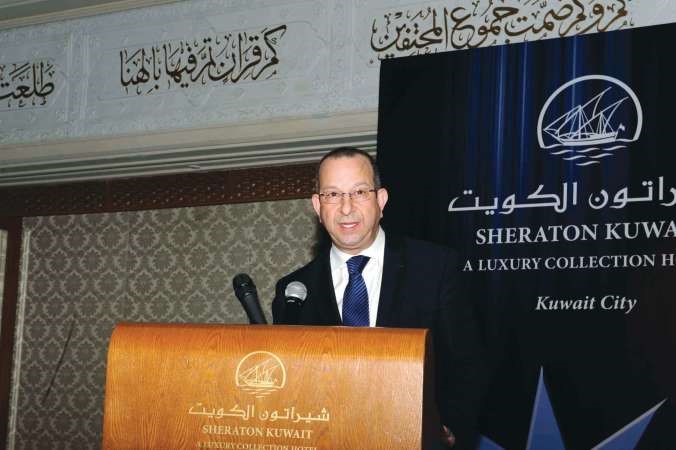 منير عامر متحدثا للحضور