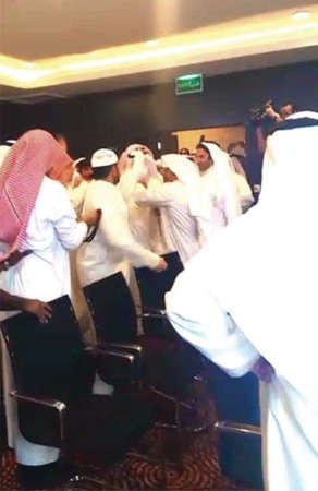 مشاهد التقطت امس للمشادة في الجمعية العمومية لشركة الاهلية القابضة