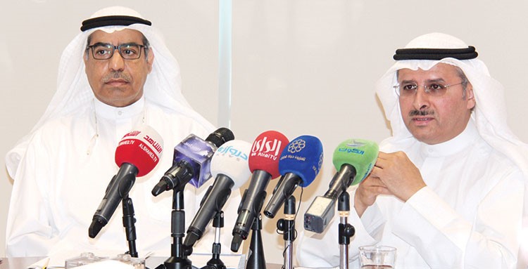 عبدالله المطوطح وفوزي المجدلي خلال المؤتمر 