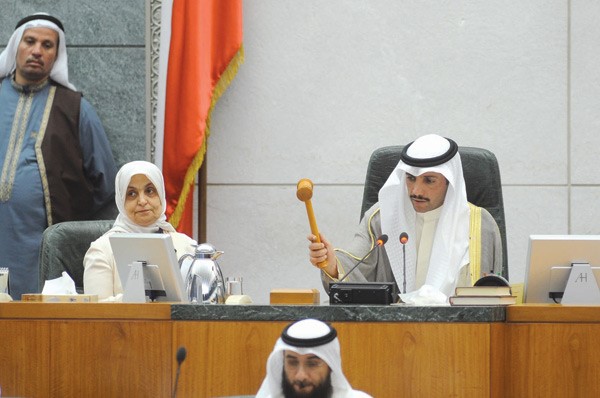 رئيس المجلس مرزوق الغانم ممسكا بالمطرقة وبجواره الوزيرة هند الصبيح هاني الشمري