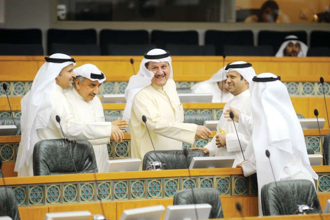 عيسى الكندري محاطا بالنواب