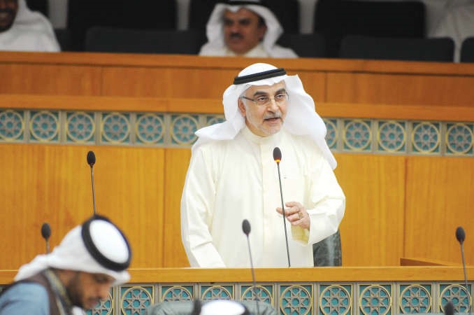 احمد لاري متحدثا